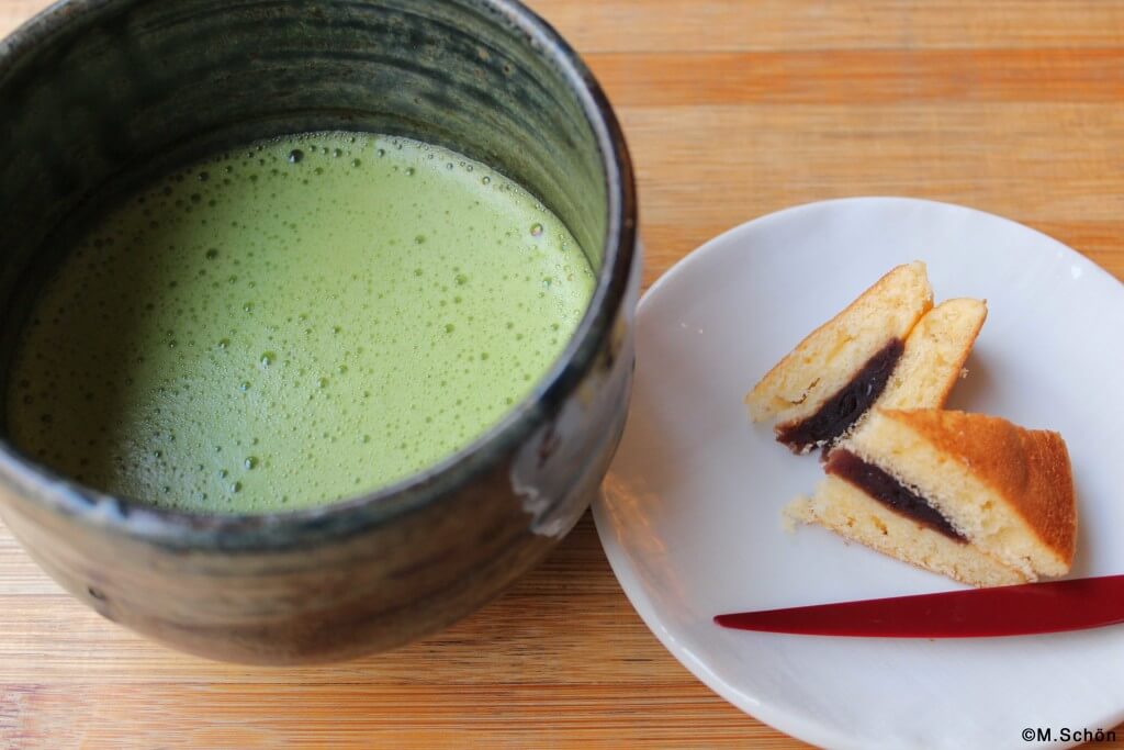 Matcha und Süßigkeiten im Mamecha Grüntee Café Berlin